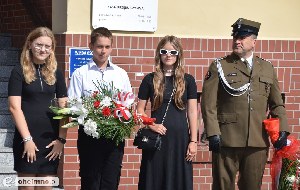 Delegacje złożyły wiązanki kwiatów przy Grobie Nieznanego Żołnierza w Chełmnie