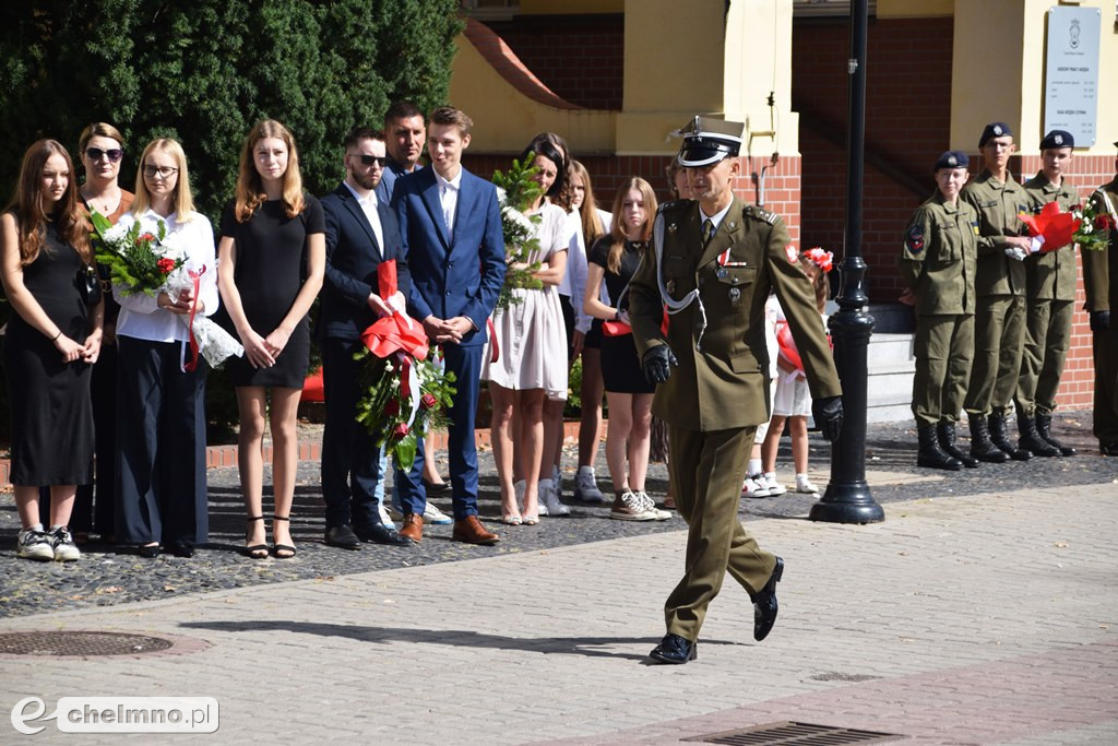 Delegacje złożyły wiązanki kwiatów przy Grobie Nieznanego Żołnierza w Chełmnie