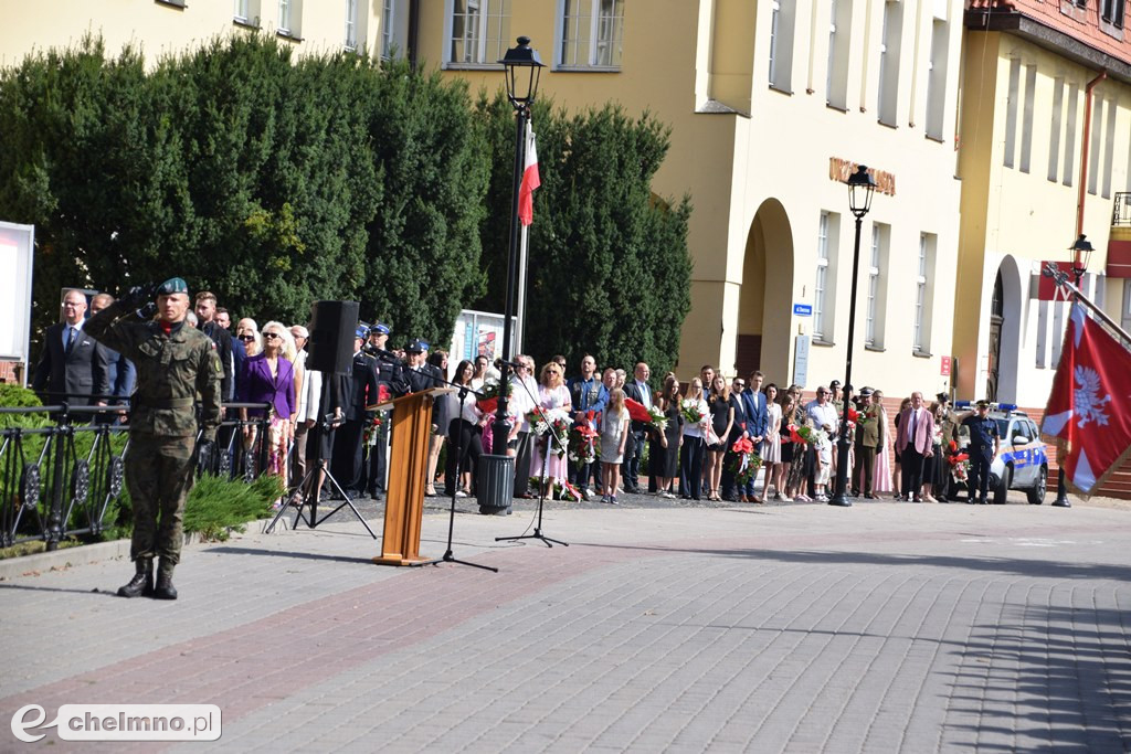 Delegacje złożyły wiązanki kwiatów przy Grobie Nieznanego Żołnierza w Chełmnie