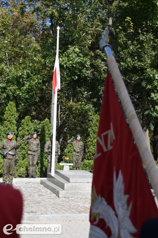 Delegacje złożyły wiązanki kwiatów przy Grobie Nieznanego Żołnierza w Chełmnie