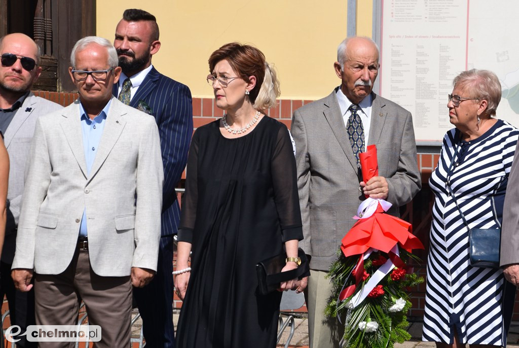 Delegacje złożyły wiązanki kwiatów przy Grobie Nieznanego Żołnierza w Chełmnie