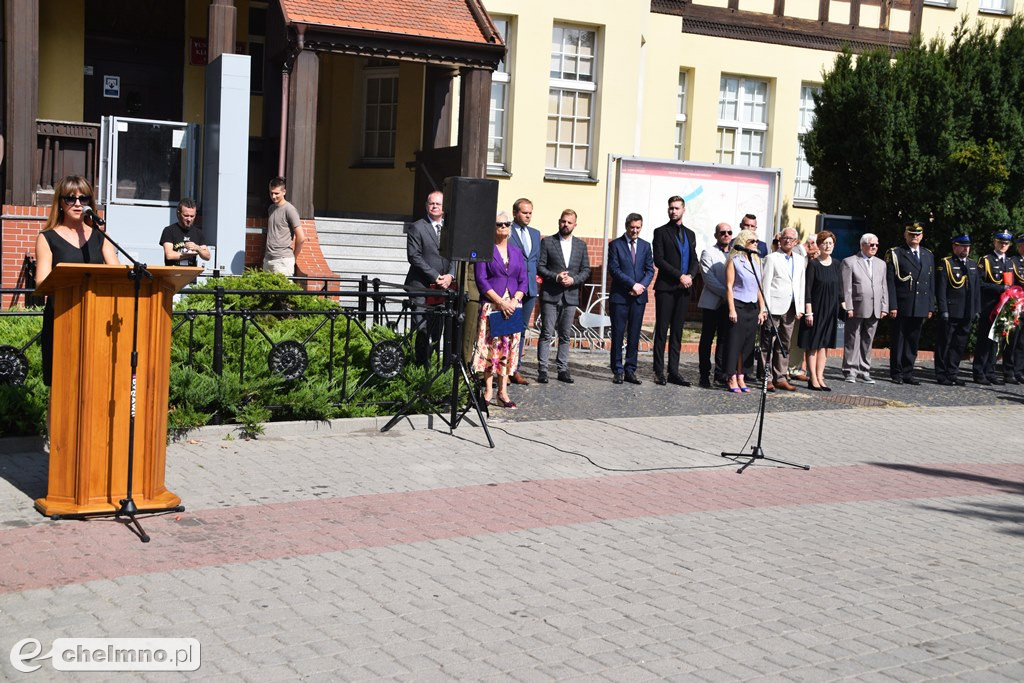 Delegacje złożyły wiązanki kwiatów przy Grobie Nieznanego Żołnierza w Chełmnie