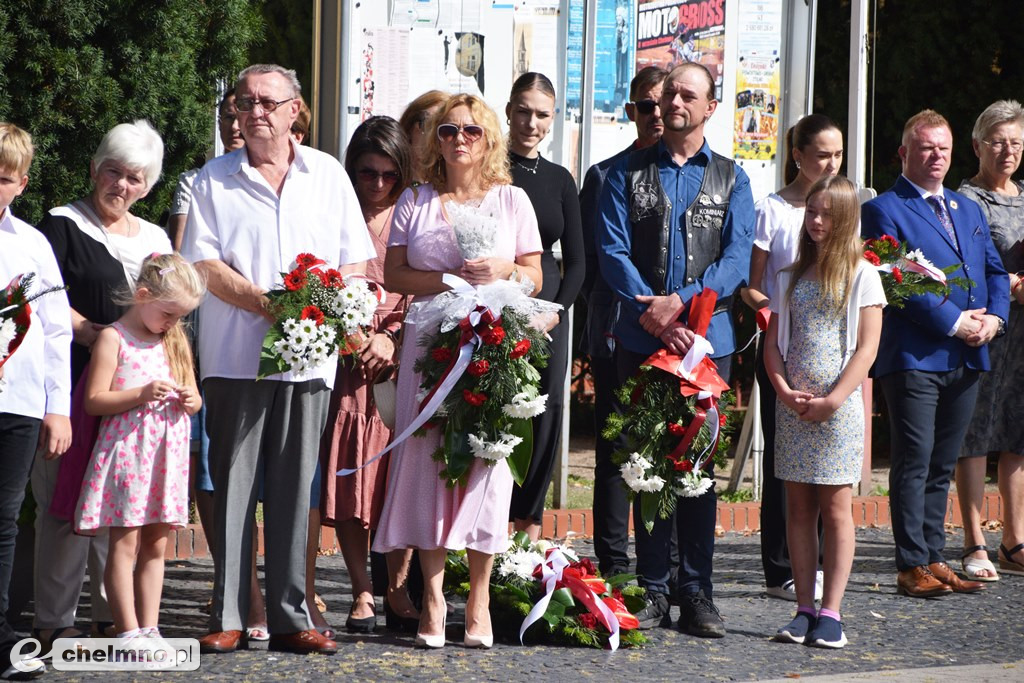 Delegacje złożyły wiązanki kwiatów przy Grobie Nieznanego Żołnierza w Chełmnie