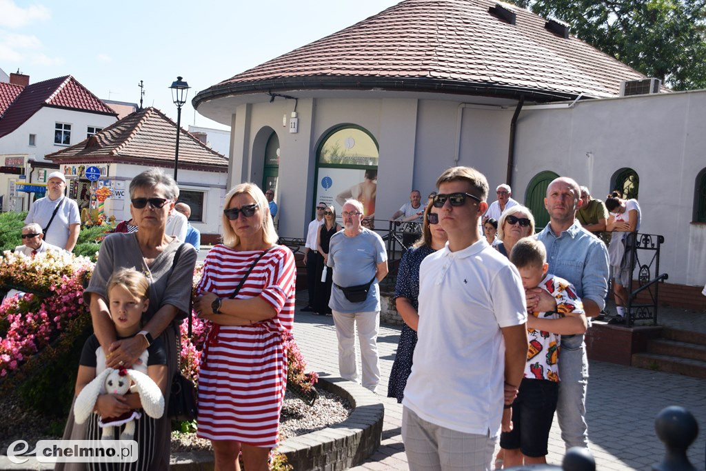 Delegacje złożyły wiązanki kwiatów przy Grobie Nieznanego Żołnierza w Chełmnie