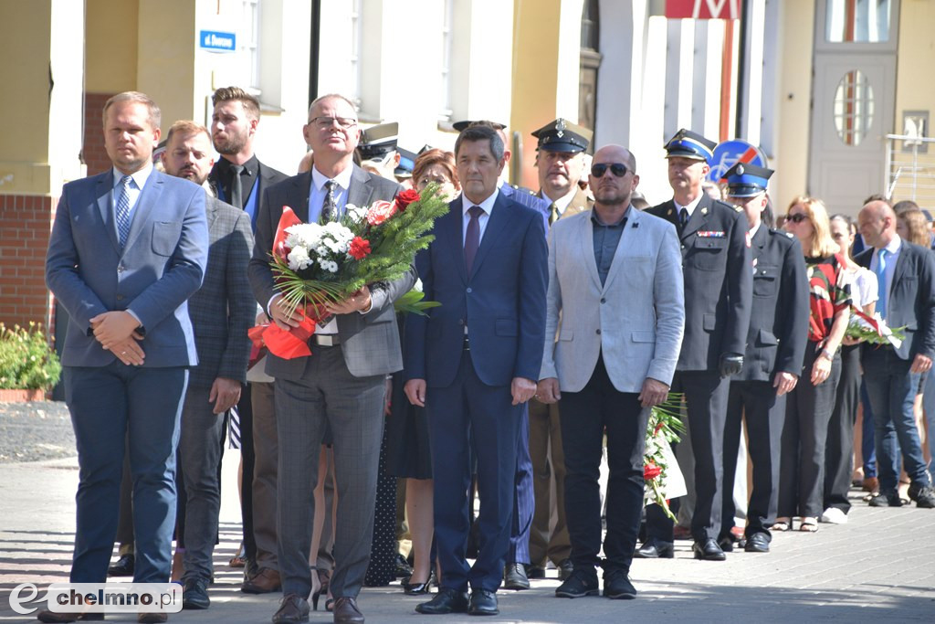 Delegacje złożyły wiązanki kwiatów przy Grobie Nieznanego Żołnierza w Chełmnie