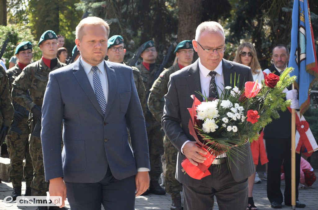 Delegacje złożyły wiązanki kwiatów przy Grobie Nieznanego Żołnierza w Chełmnie