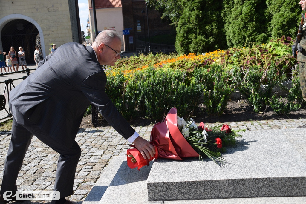 Delegacje złożyły wiązanki kwiatów przy Grobie Nieznanego Żołnierza w Chełmnie