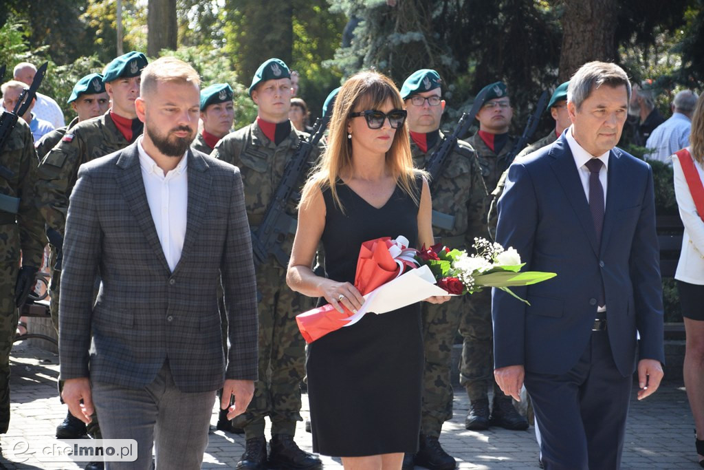 Delegacje złożyły wiązanki kwiatów przy Grobie Nieznanego Żołnierza w Chełmnie