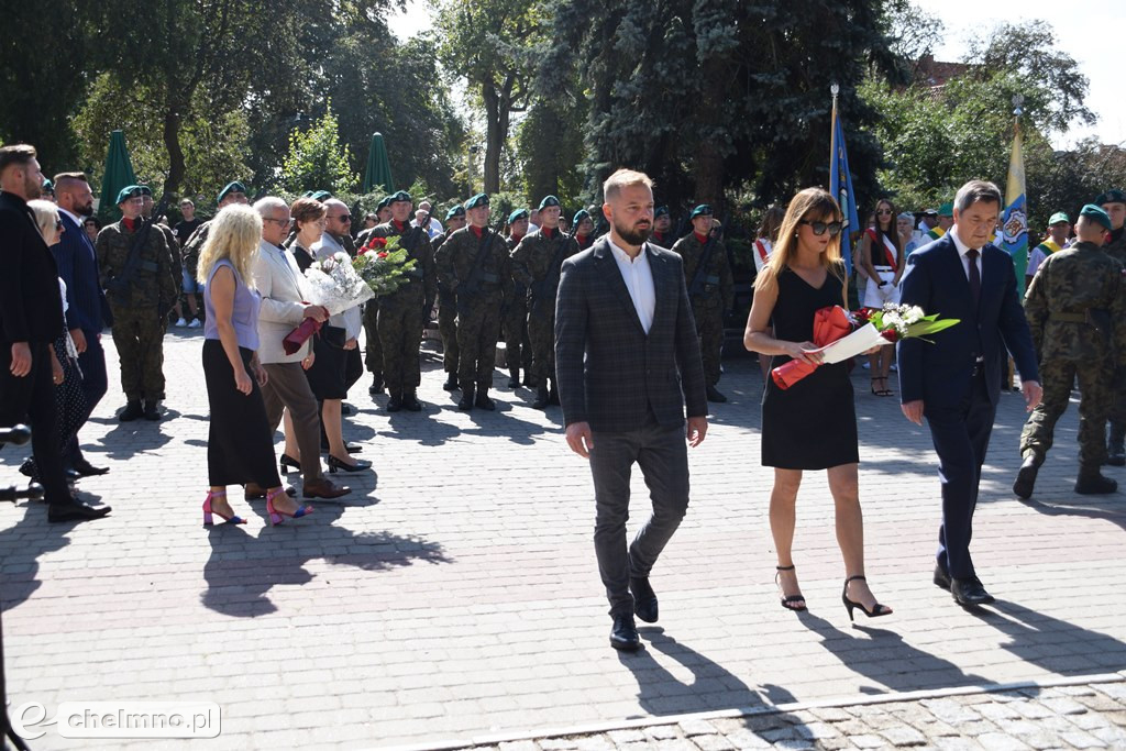 Delegacje złożyły wiązanki kwiatów przy Grobie Nieznanego Żołnierza w Chełmnie