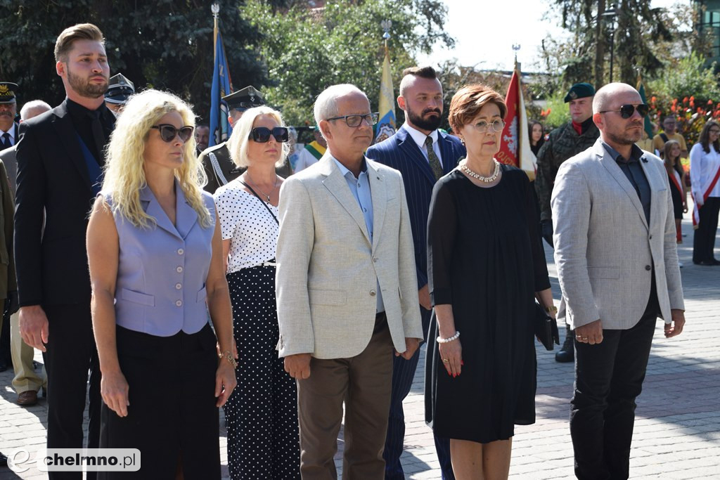 Delegacje złożyły wiązanki kwiatów przy Grobie Nieznanego Żołnierza w Chełmnie