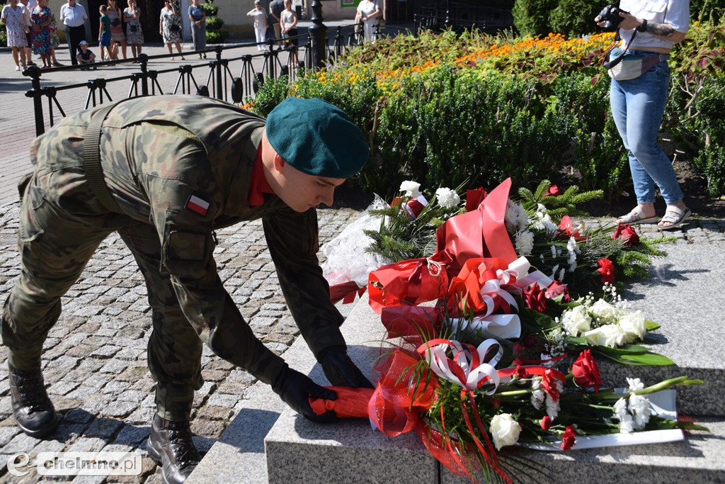 Delegacje złożyły wiązanki kwiatów przy Grobie Nieznanego Żołnierza w Chełmnie