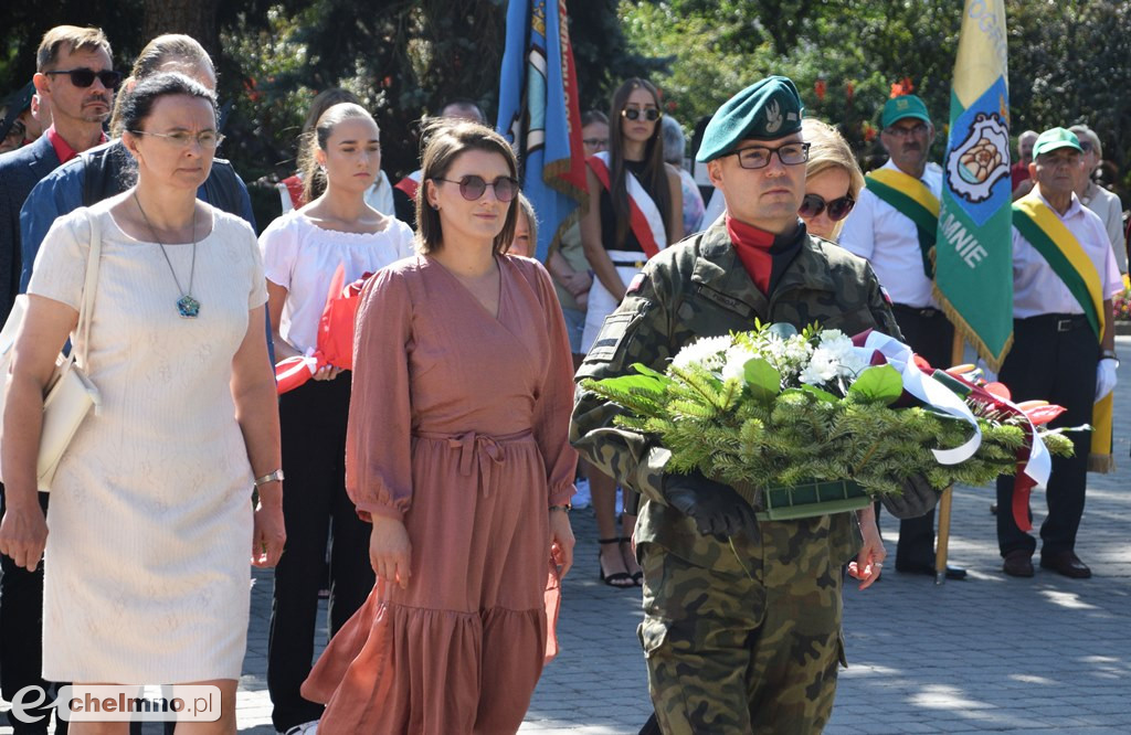Delegacje złożyły wiązanki kwiatów przy Grobie Nieznanego Żołnierza w Chełmnie