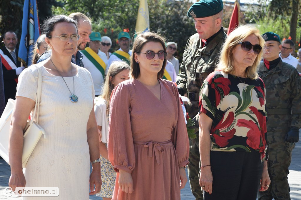 Delegacje złożyły wiązanki kwiatów przy Grobie Nieznanego Żołnierza w Chełmnie