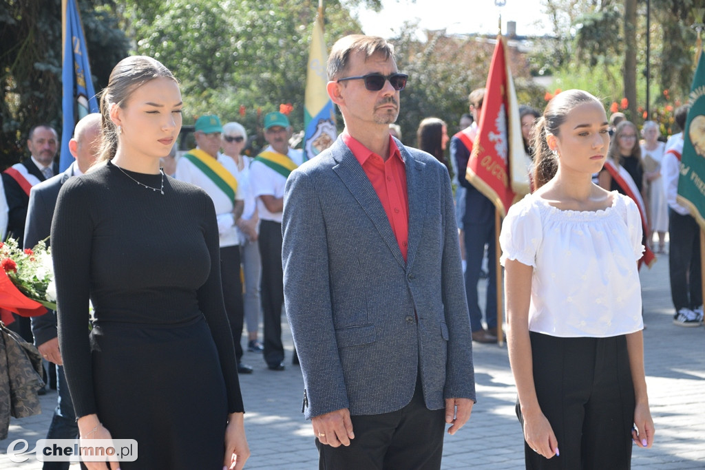Delegacje złożyły wiązanki kwiatów przy Grobie Nieznanego Żołnierza w Chełmnie