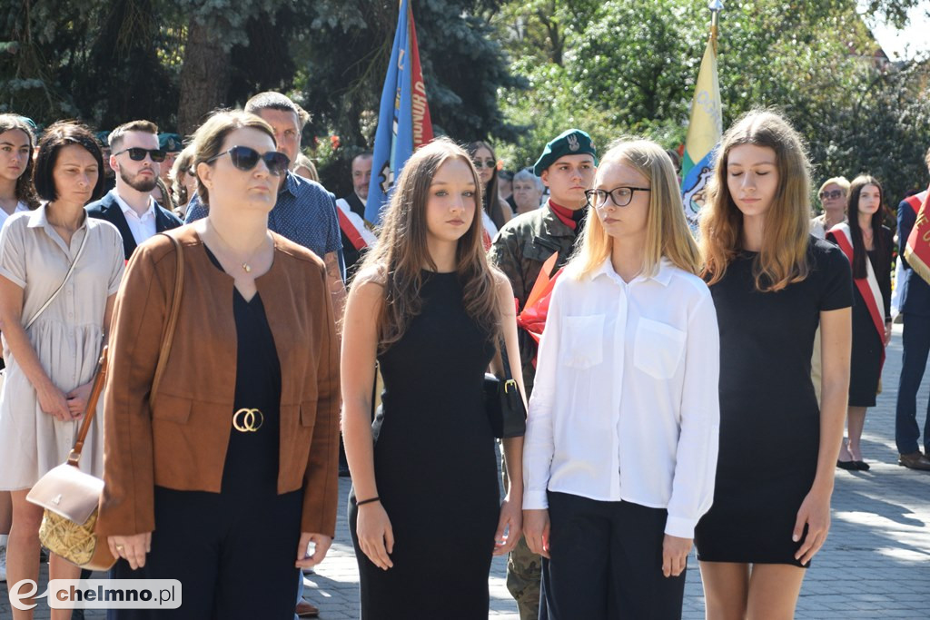 Delegacje złożyły wiązanki kwiatów przy Grobie Nieznanego Żołnierza w Chełmnie