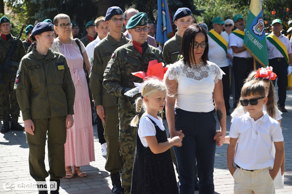 Delegacje złożyły wiązanki kwiatów przy Grobie Nieznanego Żołnierza w Chełmnie