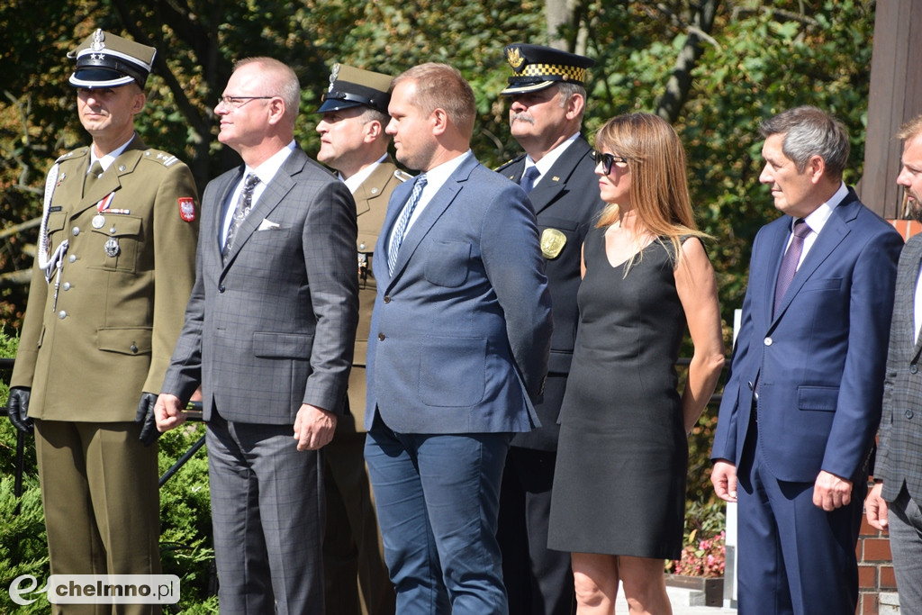 Delegacje złożyły wiązanki kwiatów przy Grobie Nieznanego Żołnierza w Chełmnie
