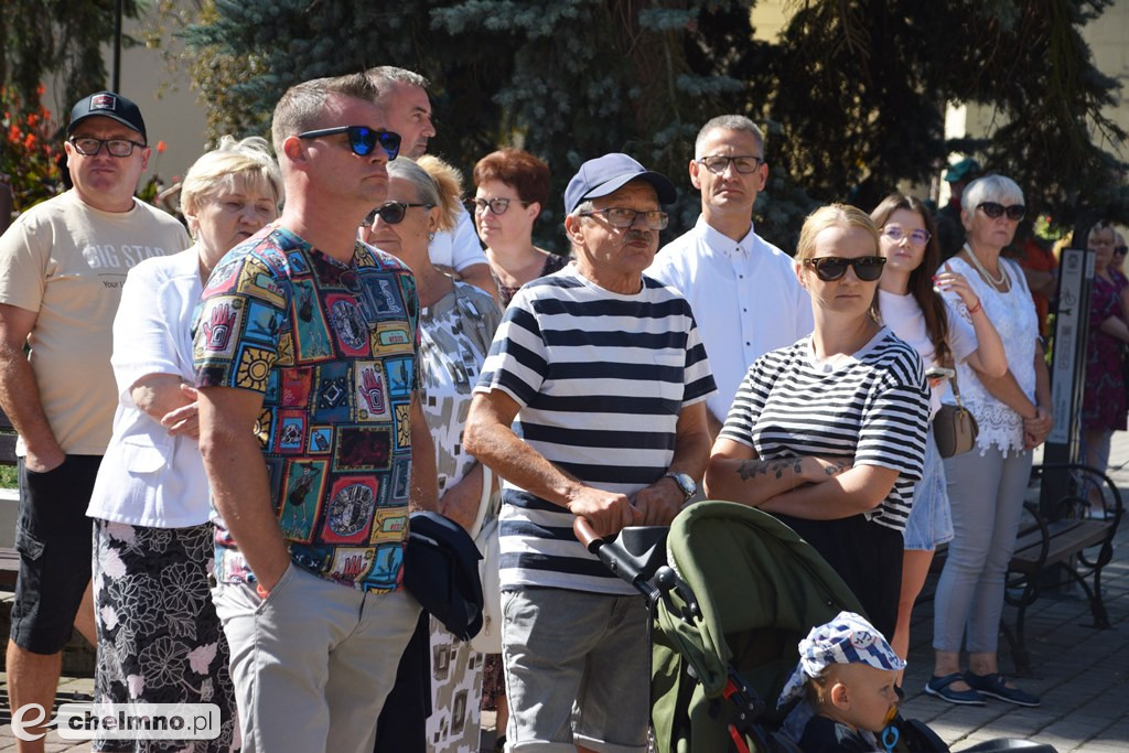 Delegacje złożyły wiązanki kwiatów przy Grobie Nieznanego Żołnierza w Chełmnie