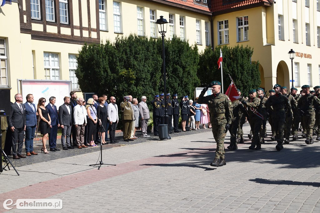 Delegacje złożyły wiązanki kwiatów przy Grobie Nieznanego Żołnierza w Chełmnie