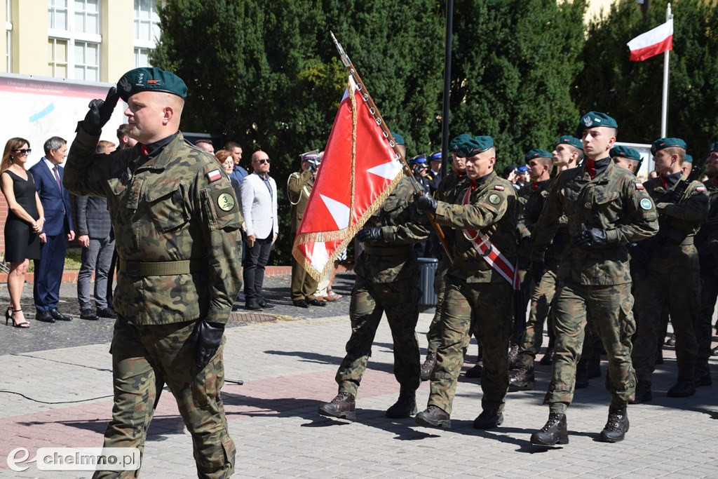 Delegacje złożyły wiązanki kwiatów przy Grobie Nieznanego Żołnierza w Chełmnie