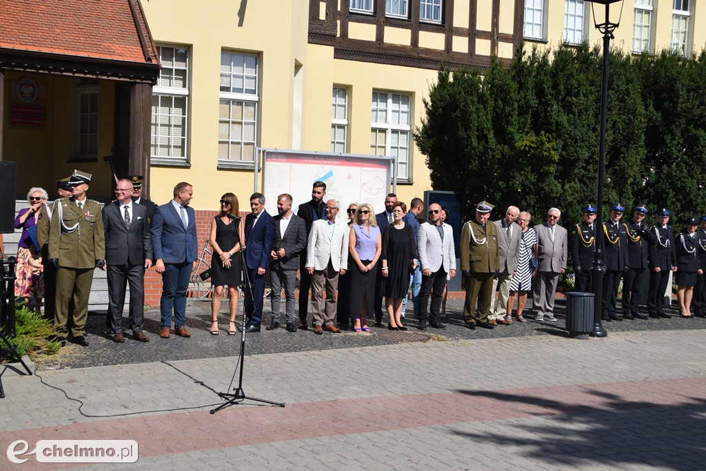 Delegacje złożyły wiązanki kwiatów przy Grobie Nieznanego Żołnierza w Chełmnie