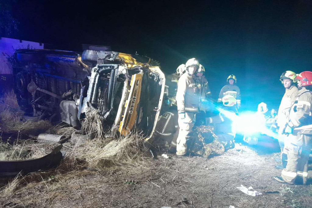 Nocny wypadek dostawczego busa w Trzebczu Szlacheckim