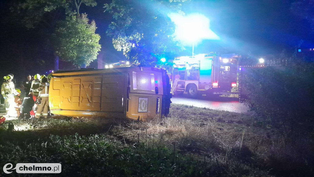 Nocny wypadek dostawczego busa w Trzebczu Szlacheckim