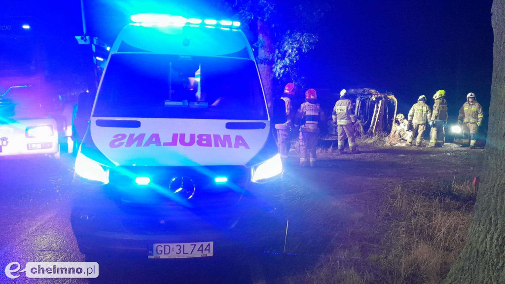 Nocny wypadek dostawczego busa w Trzebczu Szlacheckim