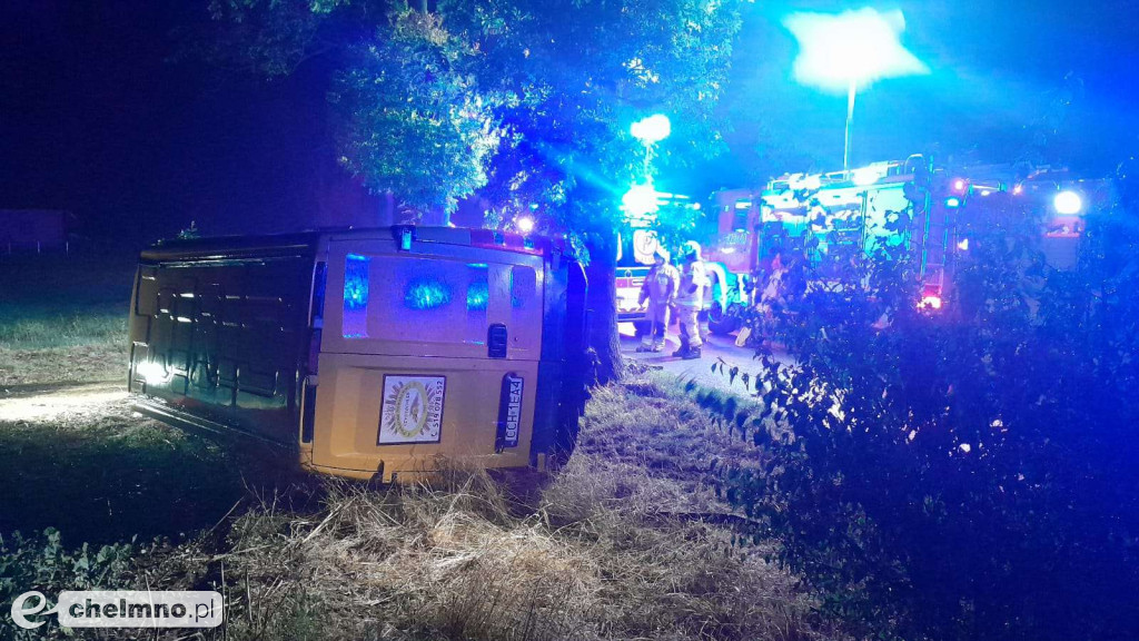 Nocny wypadek dostawczego busa w Trzebczu Szlacheckim