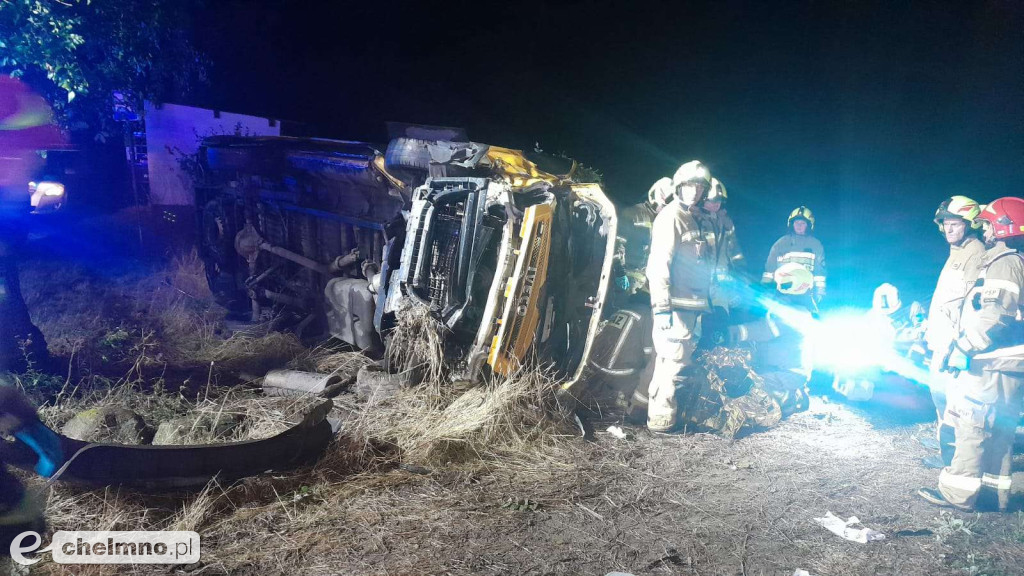 Nocny wypadek dostawczego busa w Trzebczu Szlacheckim