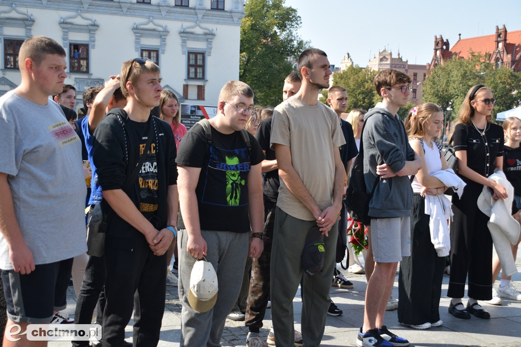 Marsz Pamięci w Chełmnie – młodzież oddała hołd ofiarom II wojny światowej