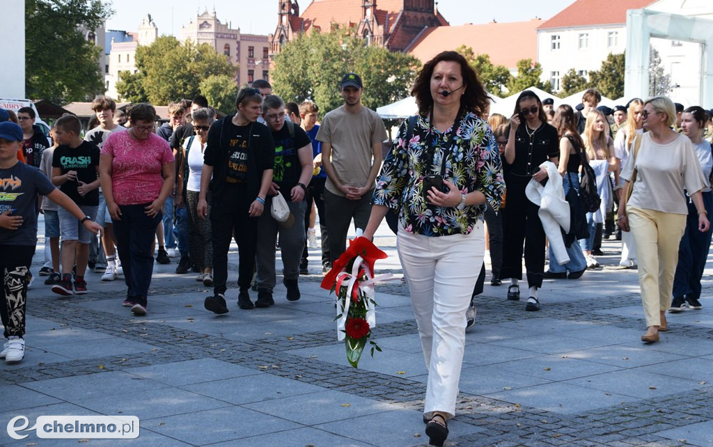 Marsz Pamięci w Chełmnie – młodzież oddała hołd ofiarom II wojny światowej