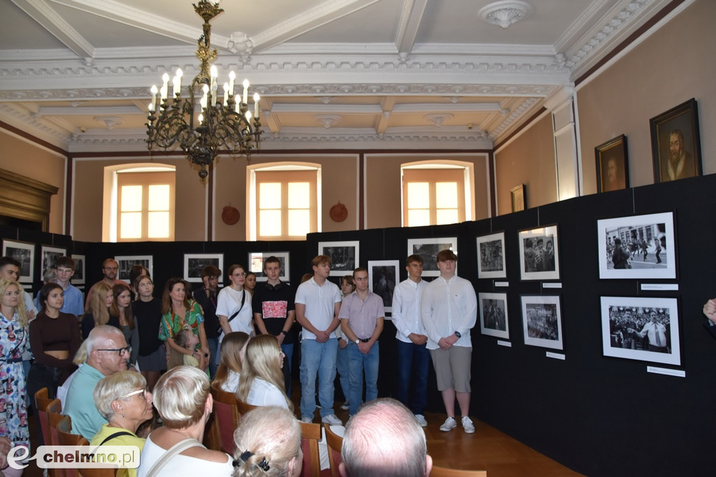 Czy znałeś PRL tak, jak ten fotograf? Wyjątkowe zdjęcia ukazują obraz tamtych lat