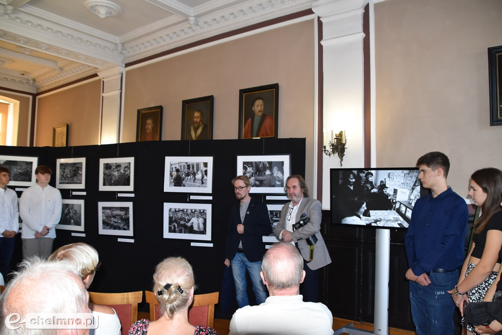 Czy znałeś PRL tak, jak ten fotograf? Wyjątkowe zdjęcia ukazują obraz tamtych lat