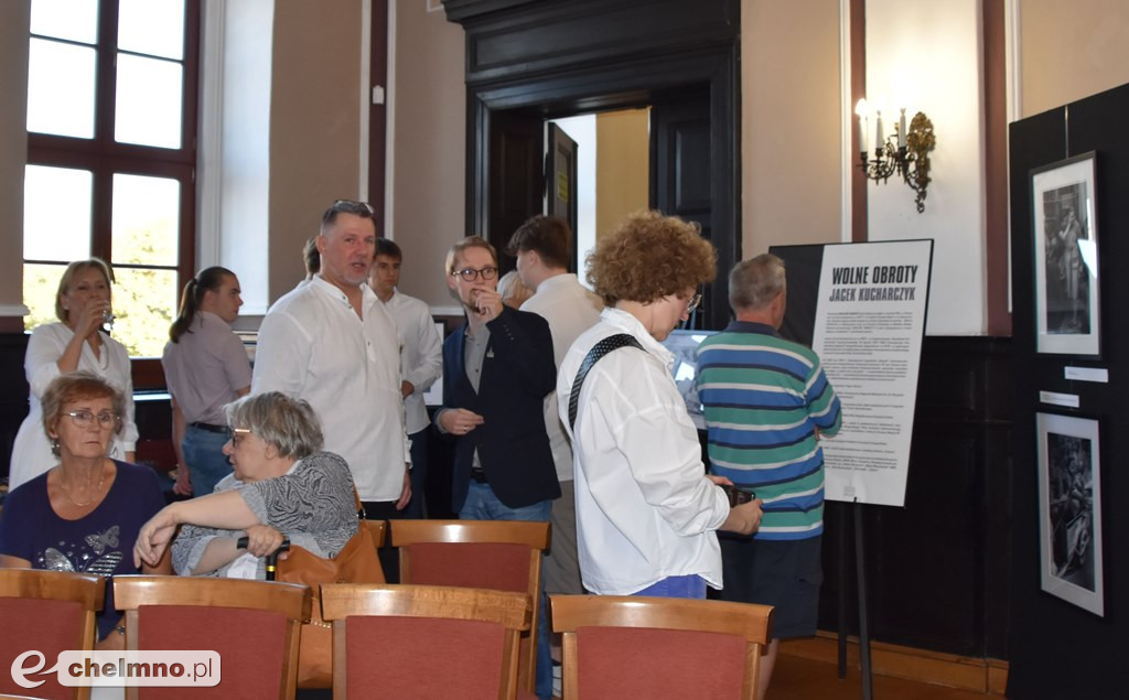 Czy znałeś PRL tak, jak ten fotograf? Wyjątkowe zdjęcia ukazują obraz tamtych lat