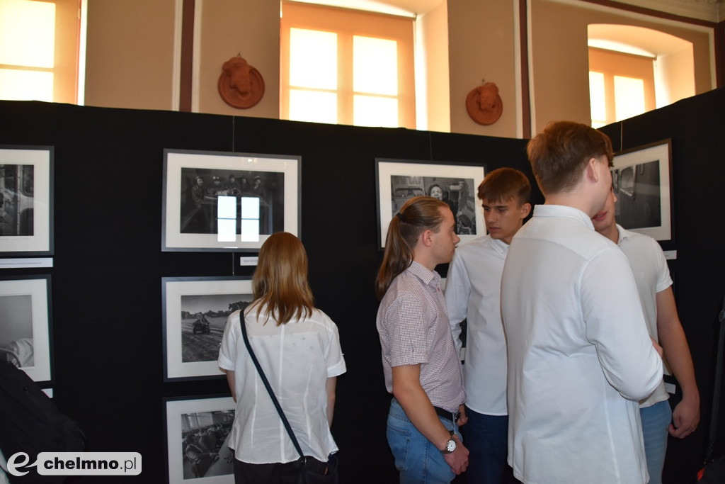 Czy znałeś PRL tak, jak ten fotograf? Wyjątkowe zdjęcia ukazują obraz tamtych lat