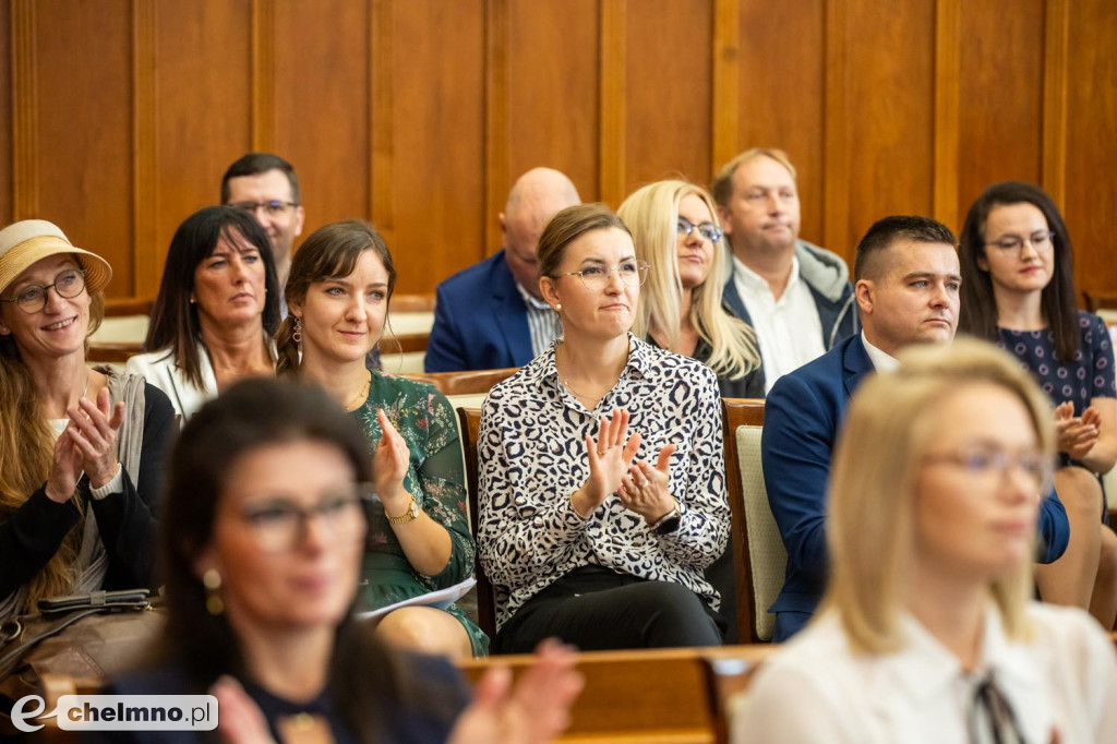 Umowy FEdKP: usługi społeczne, wsparcie biznesu, dziedzictwo