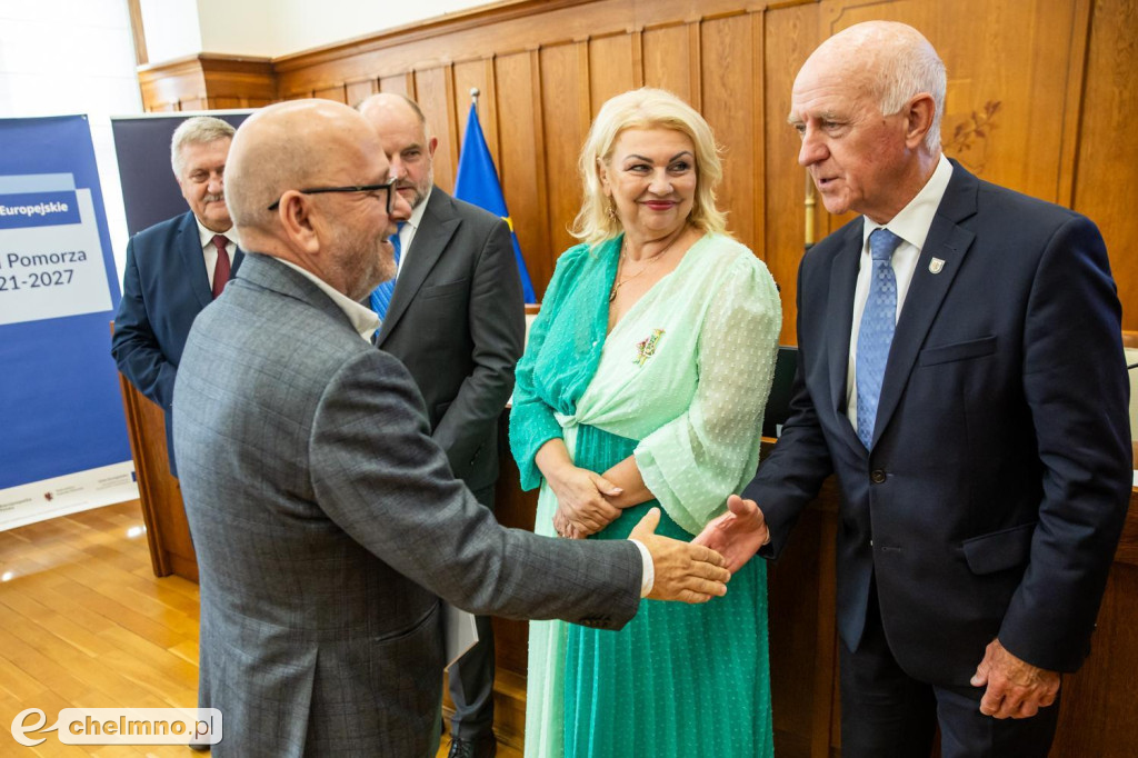 Umowy FEdKP: usługi społeczne, wsparcie biznesu, dziedzictwo