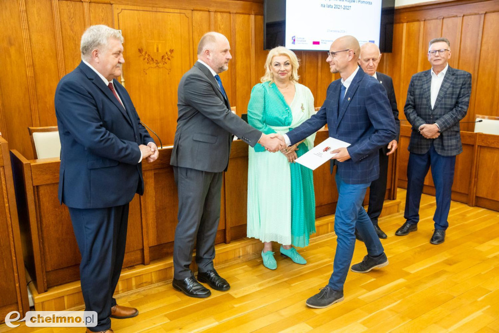 Umowy FEdKP: usługi społeczne, wsparcie biznesu, dziedzictwo