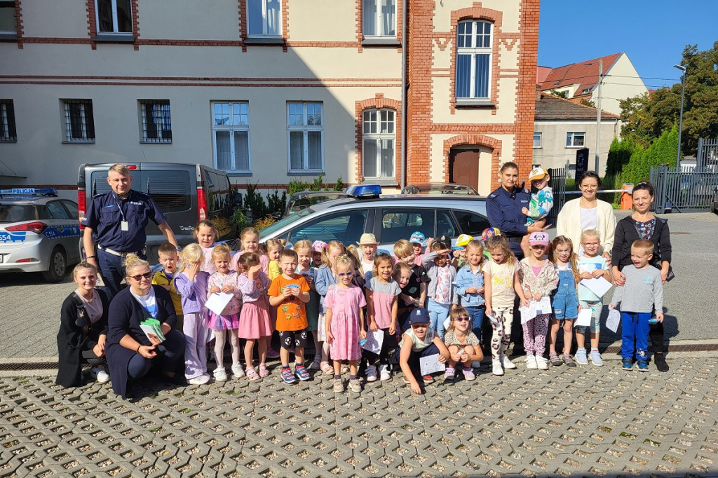 Przedszkolaki odwiedziły chełmińskich policjantów i dostały odblaski