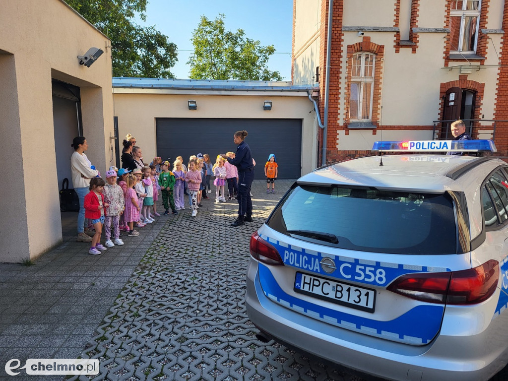 Przedszkolaki odwiedziły chełmińskich policjantów i dostały odblaski