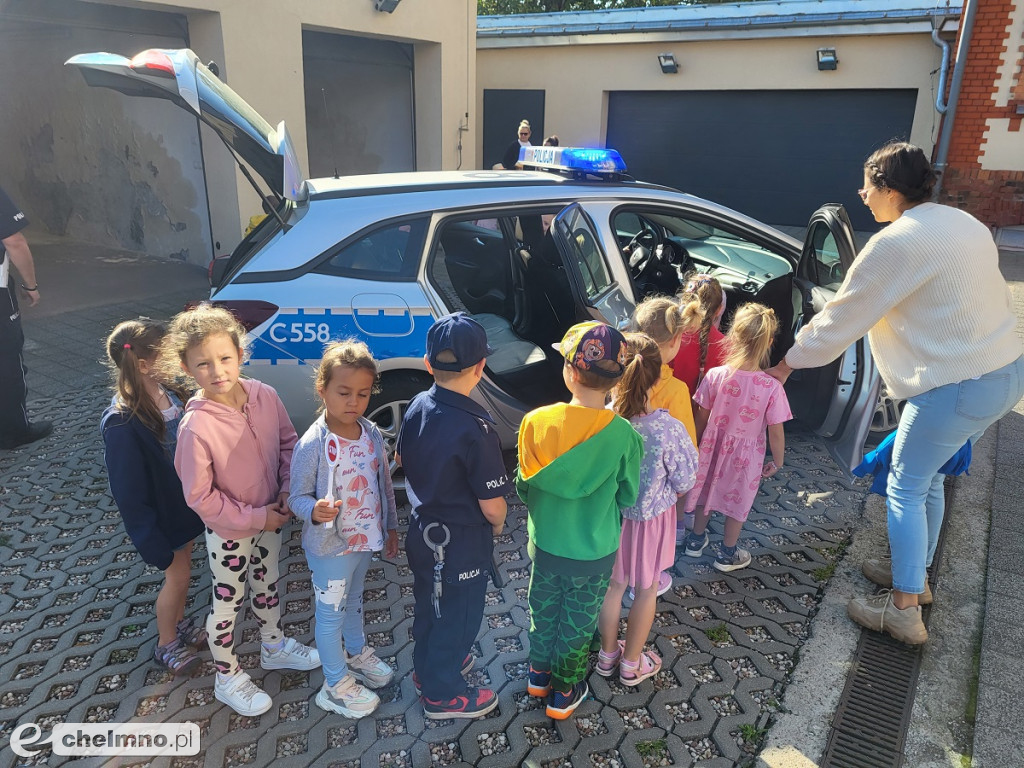 Przedszkolaki odwiedziły chełmińskich policjantów i dostały odblaski