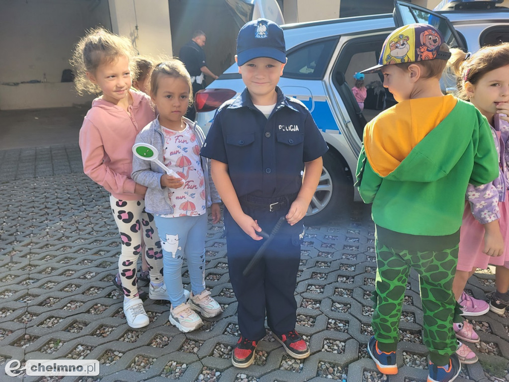 Przedszkolaki odwiedziły chełmińskich policjantów i dostały odblaski
