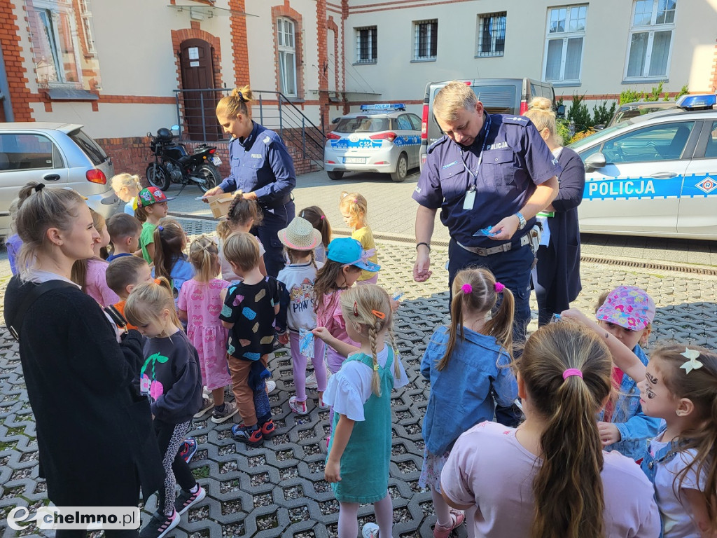 Przedszkolaki odwiedziły chełmińskich policjantów i dostały odblaski