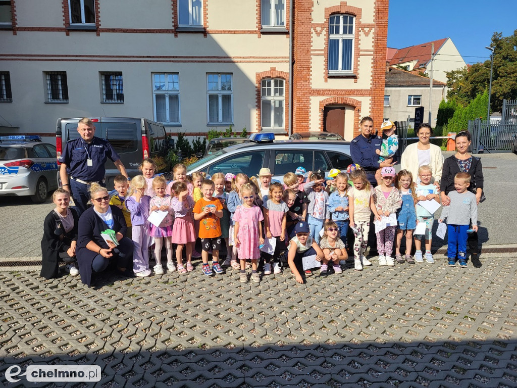 Przedszkolaki odwiedziły chełmińskich policjantów i dostały odblaski