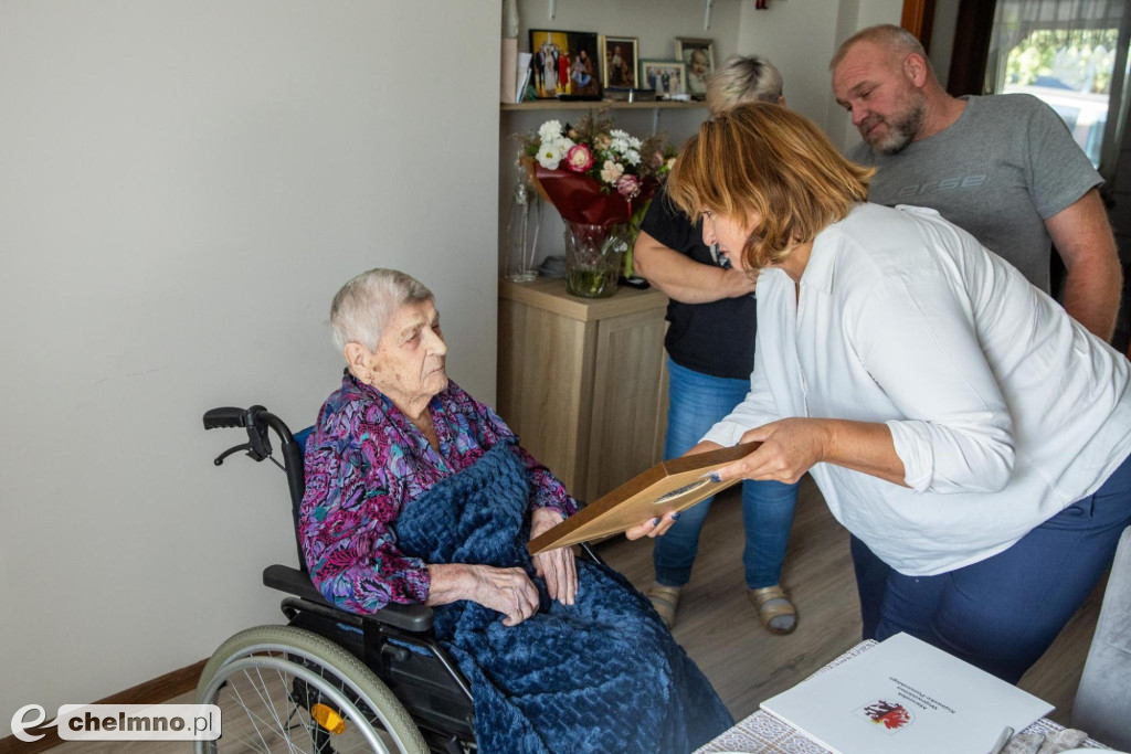 Gratulacje na setne urodziny dla pani Bożeny Sierockiej - mieszkanki powiatu chełmińskiego