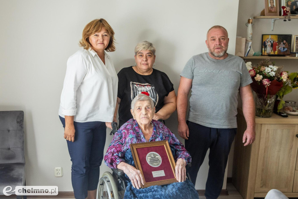 Gratulacje na setne urodziny dla pani Bożeny Sierockiej - mieszkanki powiatu chełmińskiego