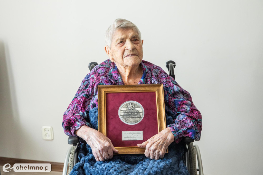 Gratulacje na setne urodziny dla pani Bożeny Sierockiej - mieszkanki powiatu chełmińskiego