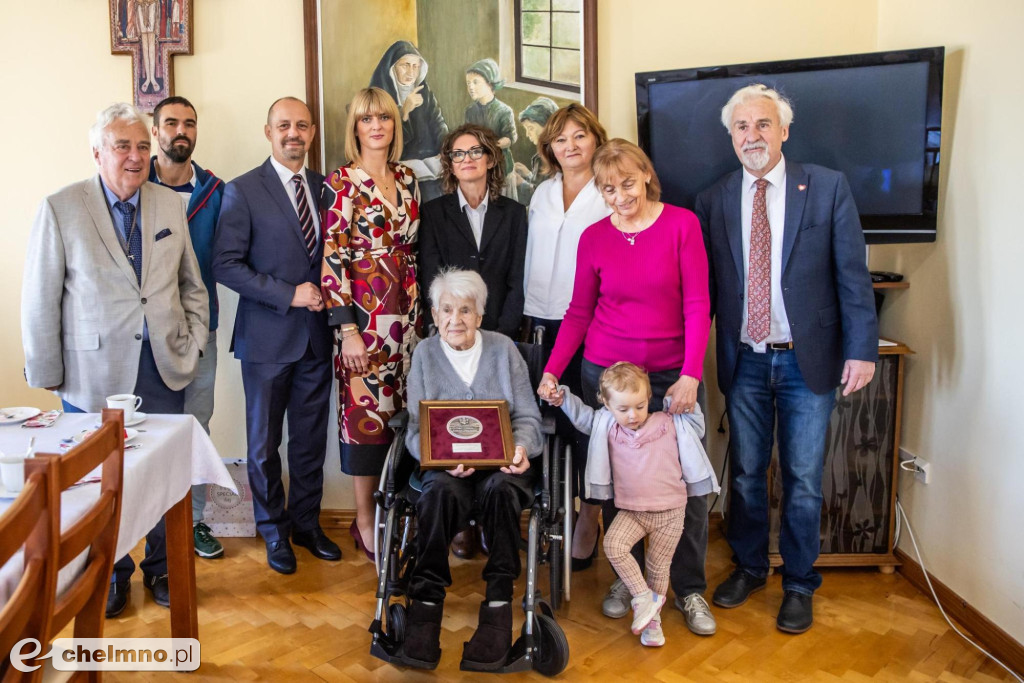 Gratulacje na setne urodziny dla pani Bożeny Sierockiej - mieszkanki powiatu chełmińskiego