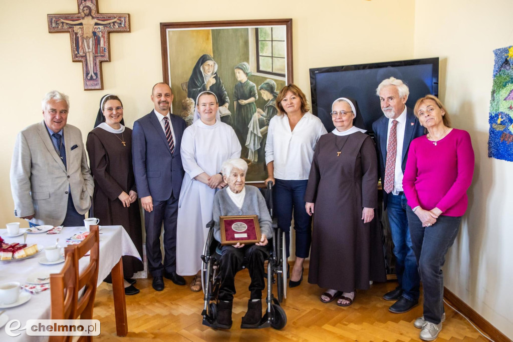 Gratulacje na setne urodziny dla pani Bożeny Sierockiej - mieszkanki powiatu chełmińskiego